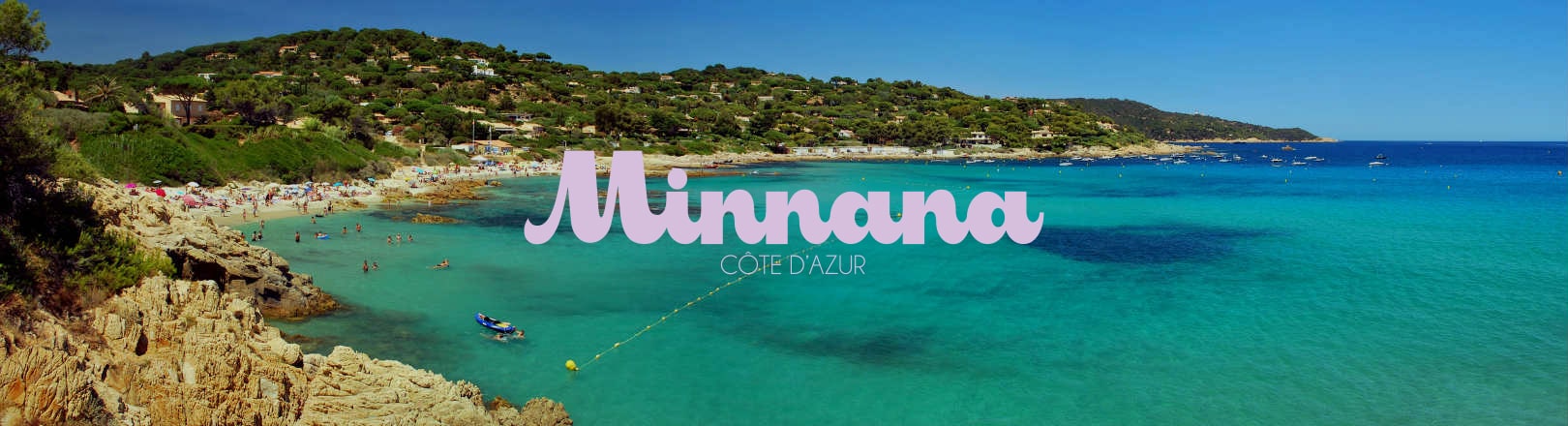 Photo d'une plage dans le sud de la France avec le logo Minnana Côte d'Azur en gros au milieu en couleur lilas
